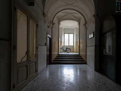 Prima di lasciare l�edificio visitiamo parte del restante complesso. Attraverso una porta ci troviamo in un ambiente...